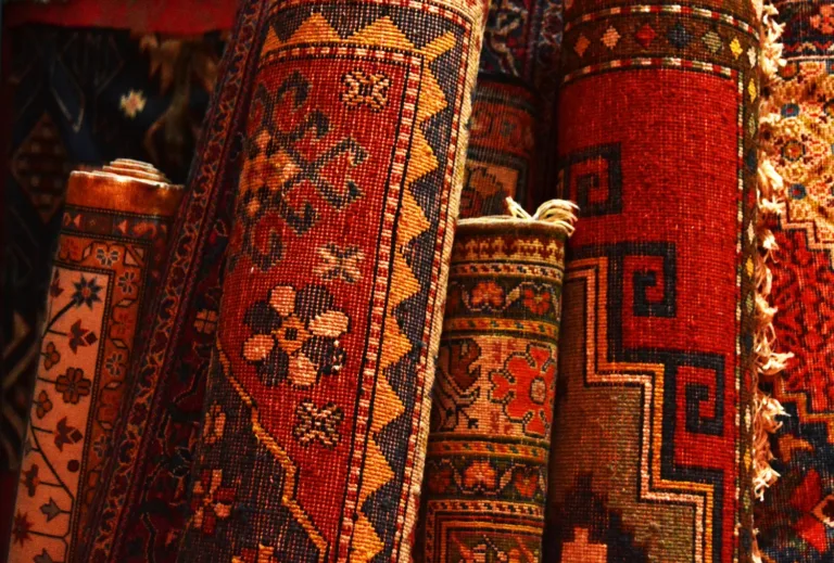 Πώς να μαζέψεις τα χαλιά σου σωστά (χωρίς ζημιές) – Μικρά μυστικά που δεν ξέρεις