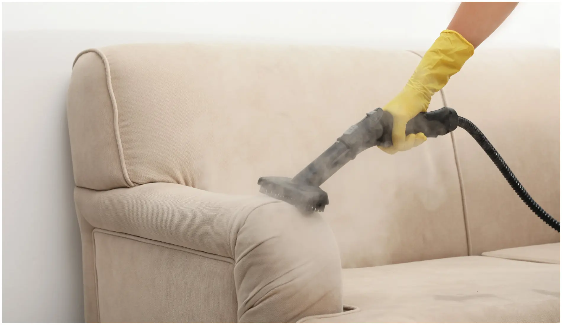 Θα τον κάνεις καινούργιο: 4 τρόποι για έναν πεντακάθαρο & μυρωδάτο καναπέ