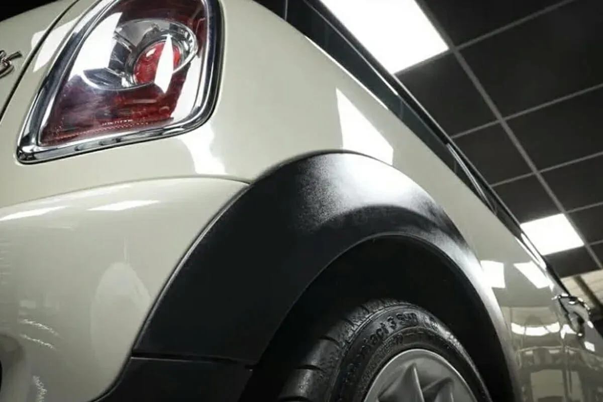 Πώς να σταματήσετε το τρίξιμο των πλαστικών του αυτοκινήτου με WD-40