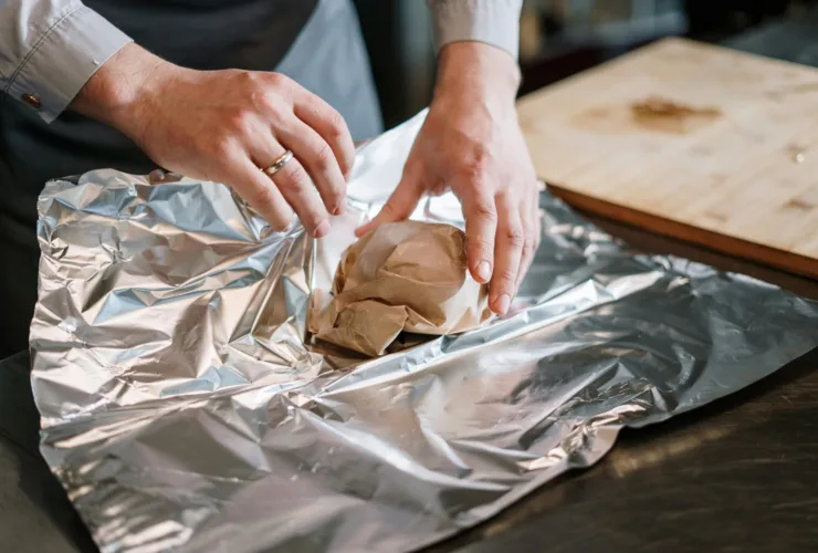 Πώς να μην «σκίζεται» το αλουμινόχαρτο