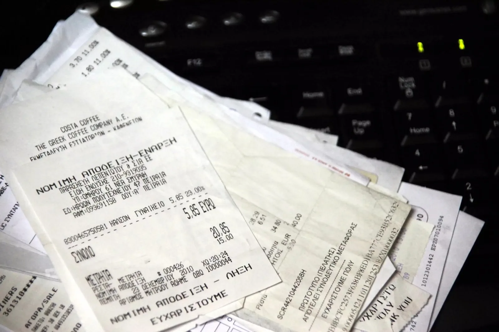 Γιατί δεν πρέπει να πιάνεις τις αποδείξεις των καταστημάτων – Ο κρυφός κίνδυνος που αγνοούν οι περισσότεροι