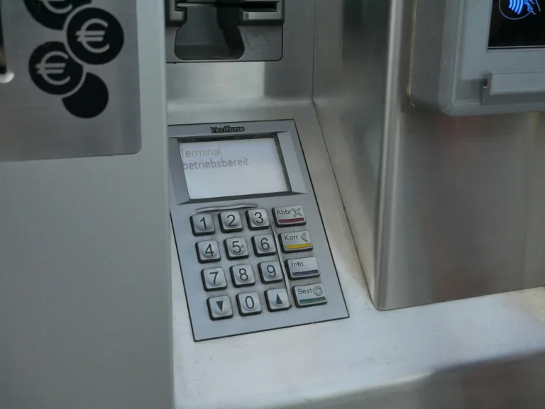 Τι αλλάζει στις τραπεζικές προμήθειες από αναλήψεις σε ATM