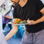 Το εποχικό επίδομα της ΔΥΠΑ αποτελεί μια πολύτιμη ανάσα για τους εργαζόμενους στον τουρισμό και την εστίαση, καλύπτοντας το κενό που δημιουργεί η εποχικότητα του κλάδου. Με την έγκαιρη αίτηση και την τήρηση των προϋποθέσεων, οι δικαιούχοι μπορούν να εξασφαλίσουν μια στήριξη που κάνει τη διαφορά τους δύσκολους χειμερινούς μήνες. Μείνετε ενημερωμένοι για τις προθεσμίες, ώστε να μη χάσετε αυτό το σημαντικό βοήθημα.