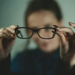 Γυαλιά ηλίου: Γιατί τα φθηνά «μαϊμού» είναι επικίνδυνα – Πώς να ξεχωρίζεις τα αυθεντικά