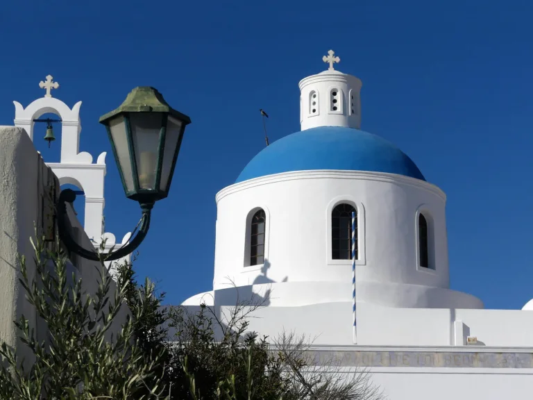 Γιατί οι τρούλοι των εκκλησιών στις Κυκλάδες είναι μπλε;