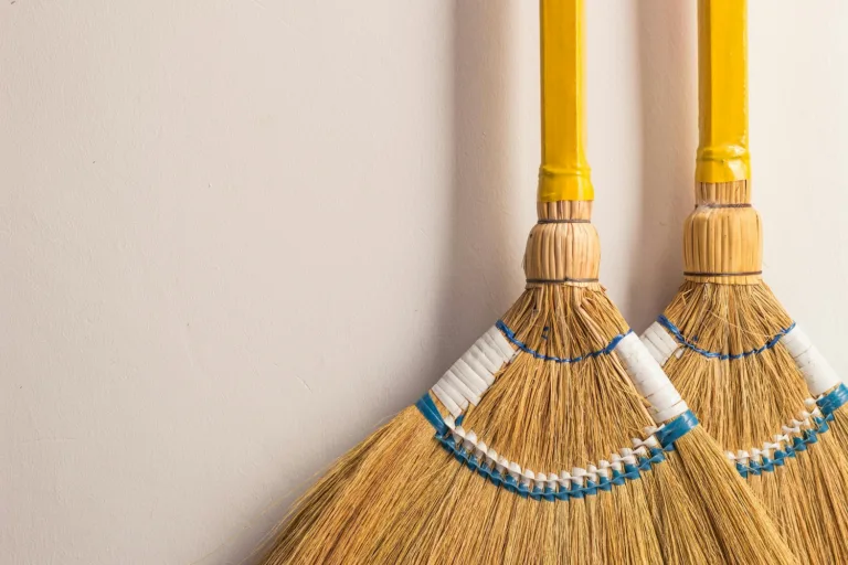 DIY: Πώς με μια αχυρένια σκούπα θα δώσεις στα έπιπλά σου ρουστίκ ύφος