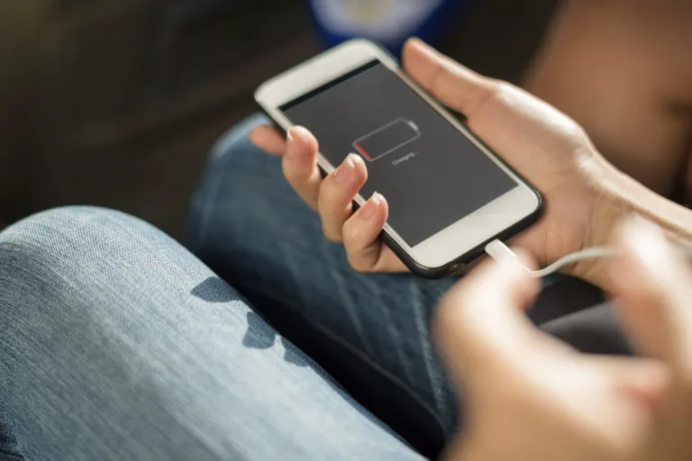 Το Smartphone σου ξεφορτίζει γρήγορα; Δες τι φταίει και πώς να το διορθώσεις