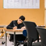 Σχολεία: Ποιες οι ποινές για τα κινητά τηλέφωνα