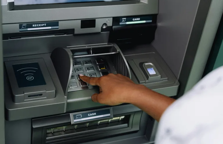 Γιατί πρέπει να αποφεύγετε τα ATM τις νύχτες και τα Σαββατοκύριακα