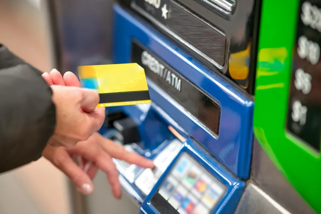 Η «αόρατη» απάτη στο ATM που μπορεί να σου αδειάσει τον λογαριασμό – Πώς να προστατευτείς