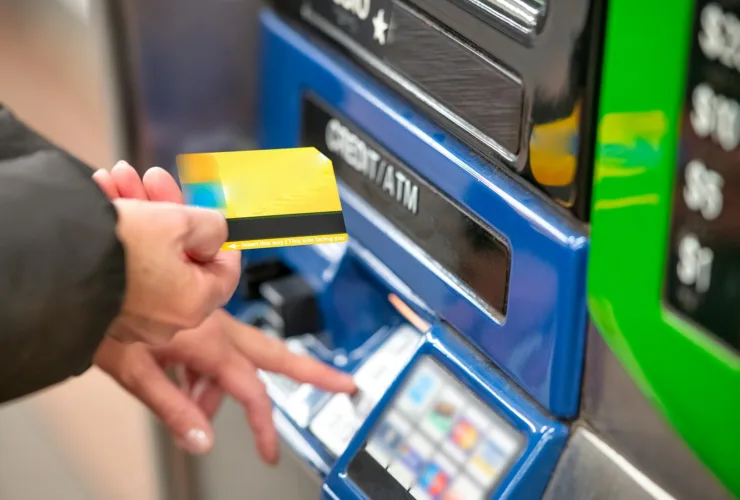 Η «αόρατη» απάτη στο ATM που μπορεί να σου αδειάσει τον λογαριασμό – Πώς να προστατευτείς