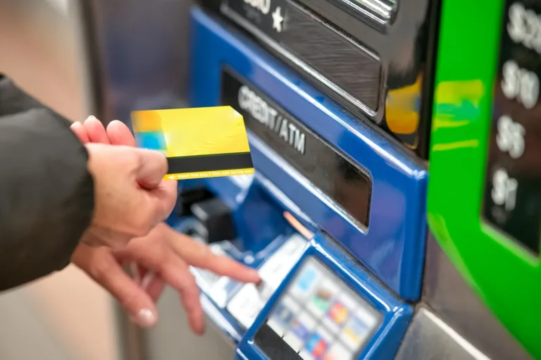 Προσοχή στα ΑΤΜ: Οι 3 νέες απάτες που «αδειάζουν» λογαριασμούς εν αγνοία σας!