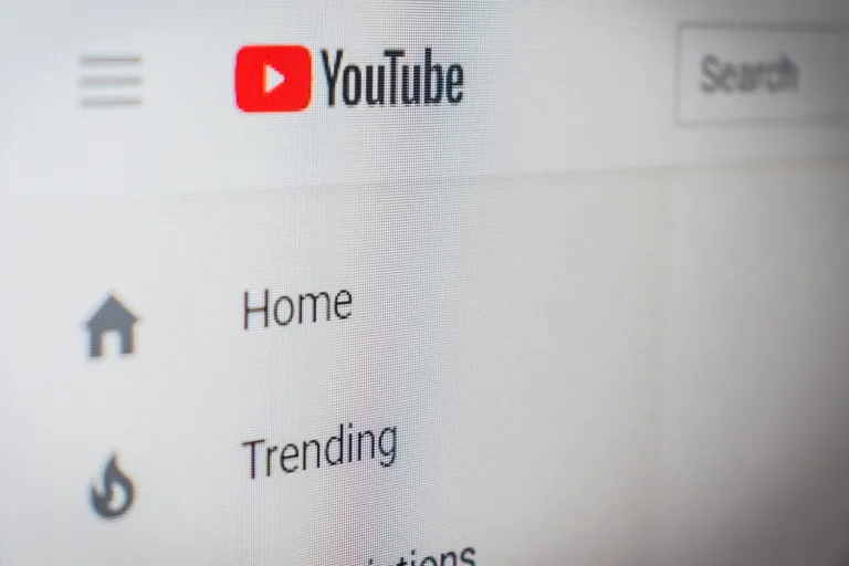 Πώς να βάλεις ένα βίντεο σε επανάληψη στο YouTube