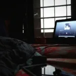 Γιατί μας «νανουρίζει» η τηλεόραση; Πώς ο θόρυβος βοηθά στον ύπνο