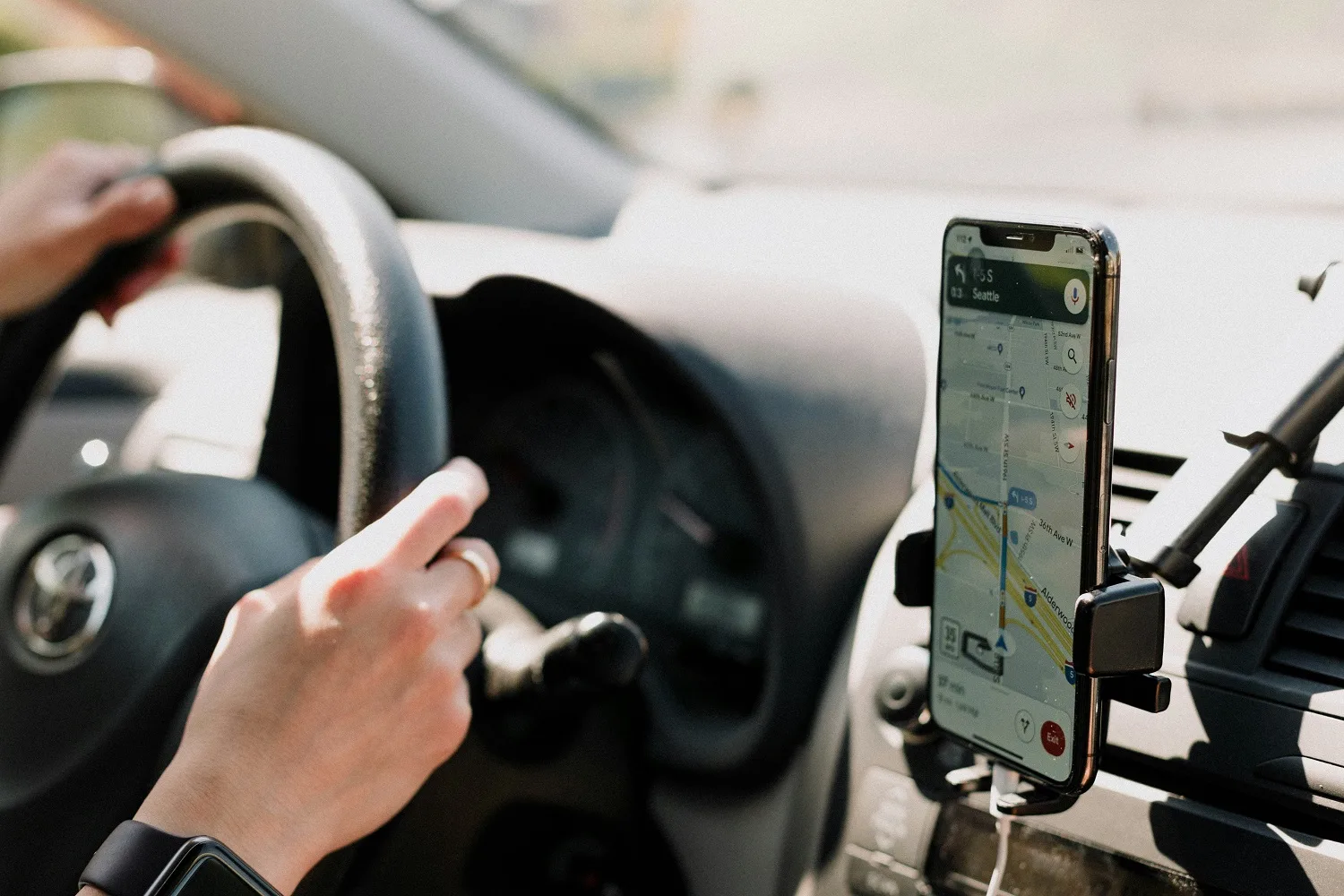 Οδήγηση στην Αθήνα: Η λειτουργία του Google Maps που μπορεί να σου γλιτώσει χρόνο, κίνηση και πρόστιμα