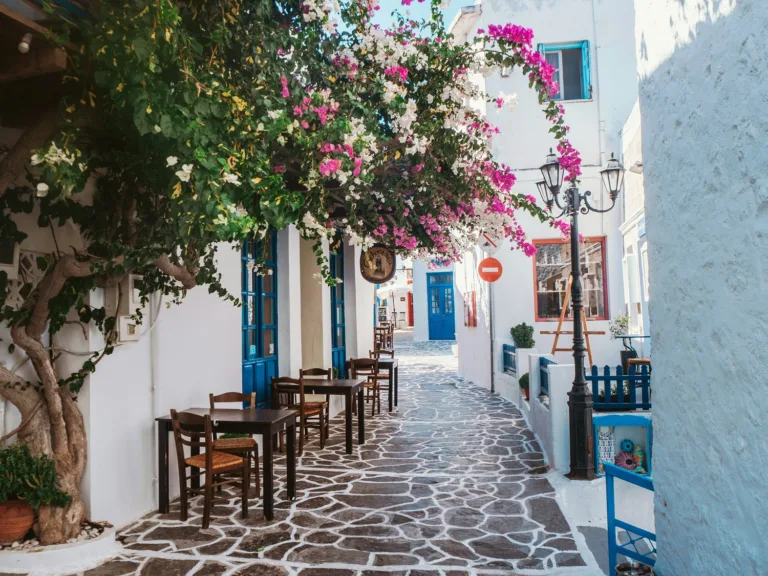 «Μπλόκο» στα νέα Airbnb: Όλες οι αλλαγές, οι ζώνες απαγόρευσης και τα νεόδμητα