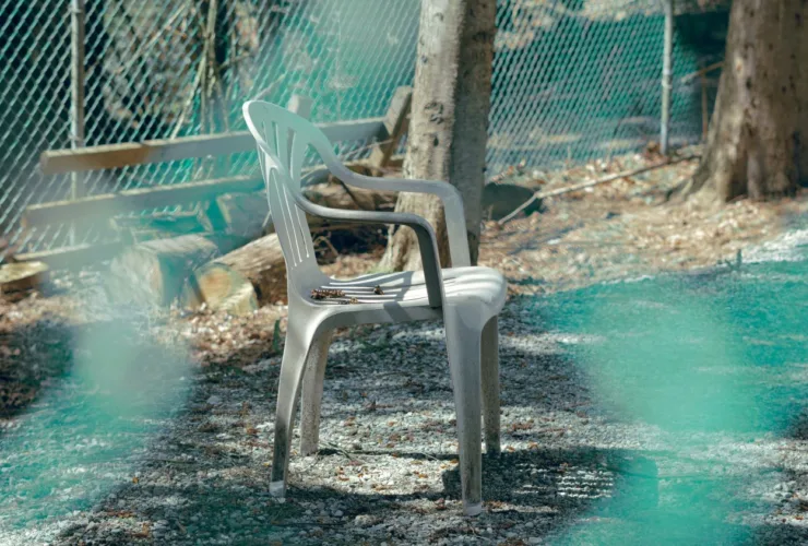 Πώς θα κάνεις τις πλαστικές λευκές καρέκλες του κήπου σου να αστράφτουν