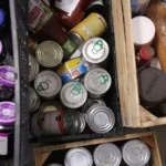 Ξεμείνατε από ανοιχτήρι; Πώς να ανοίξετε κονσέρβα με 4 έξυπνους τρόπους (χωρίς εργαλεία)