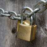 Γιατί υπάρχει μια μικρή τρύπα στα λουκέτα;