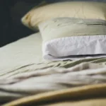 Πώς να «σβήσεις» τους κίτρινους λεκέδες από στρώμα και μαξιλάρια με ένα DIY σπρέι