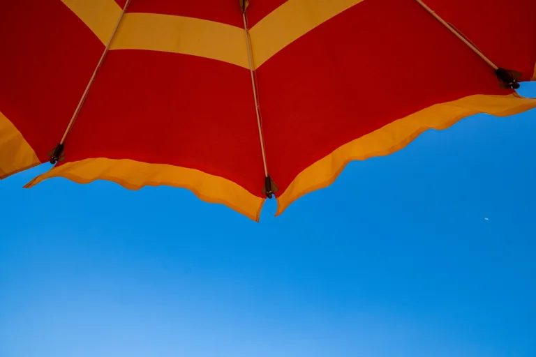 Πώς σταθεροποιείς την ομπρέλα στην παραλία