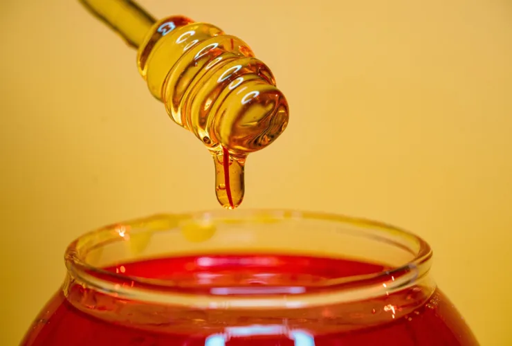 DIY lip scrub με μέλι και καστανή ζάχαρη – Για χείλη απαλά σαν βελούδο