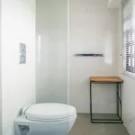 Γιατί δεν πρέπει να πηγαίνεις τουαλέτα με το κινητό – Οι κίνδυνοι για την υγεία