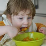 Πανικός ή σωτήρια αντίδραση; Δες τι να κάνεις αν το παιδί πνίγεται – Ο πλήρης οδηγός για γονείς