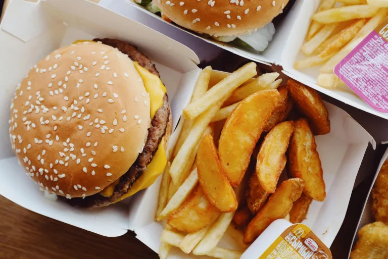 Το απόλυτο hack! Πώς να κρατάς burger, πατάτες και αναψυκτικό ταυτόχρονα!