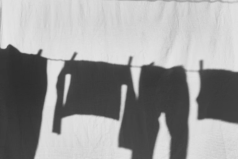 Πόση ώρα πρέπει να αφήνουμε τα απλωμένα ρούχα στον ήλιο για να μην ξεθωριάζουν;