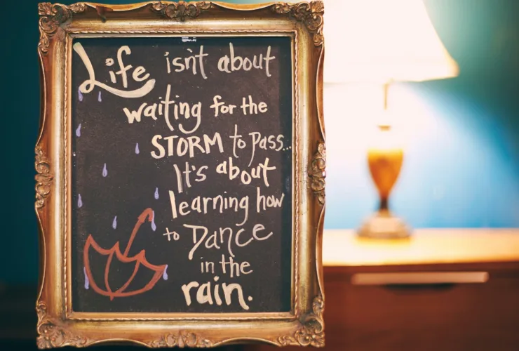 Πώς να κρεμάσω κάδρο χωρίς καρφιά και τρύπες στον τοίχο