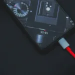 Η «άγνωστη» μικρή τρύπα δίπλα στη φόρτιση του κινητού – Τι κάνει και γιατί δεν πρέπει να τη βουλώνεις