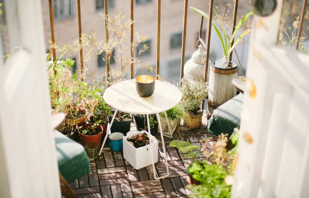 Πώς να μετατρέψετε ένα μικρό μπαλκόνι σε cozy γωνιά χαλάρωσης με χαμηλό budget