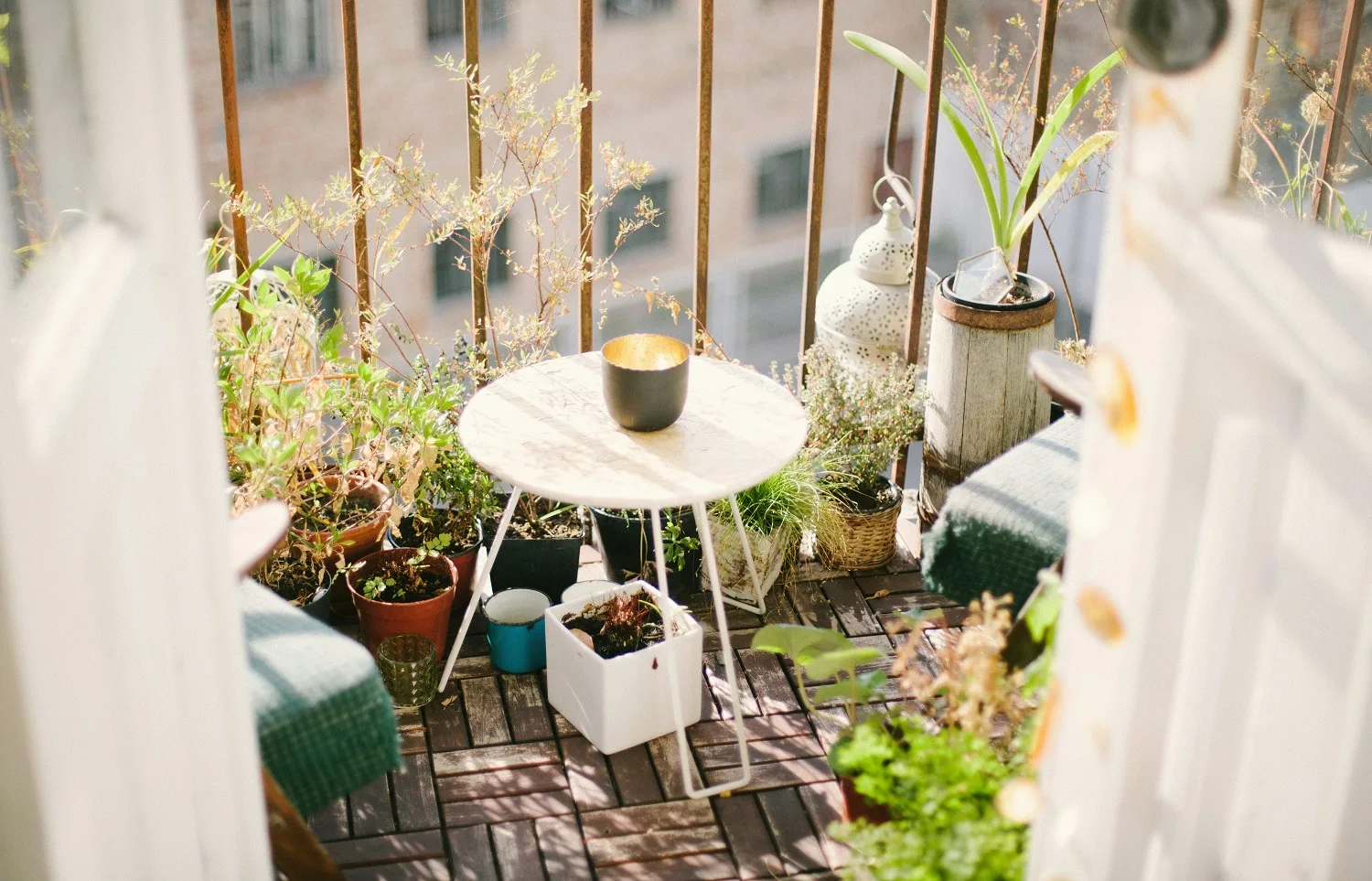 DIY σκίαστρο μπαλκονιού με παλιά σεντόνια – Οικονομικά και στιλάτα
