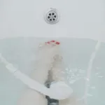 Ποιο είναι τελικά καλύτερο για την υγεία σου: ζεστό ή παγωμένο μπάνιο;