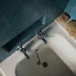 Τα συχνά λάθη που απειλούν το δέρμα μας στο μπάνιο – Και πώς να τα αποφύγεις