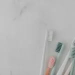 Κάθε πότε πρέπει να αλλάζουμε οδοντόβουρτσα – και γιατί δεν πρέπει να το αμελούμε