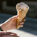 Το πιο εύκολο παγωτό σάντουιτς που θα φτιάξεις φέτος – Μόνο με 5 υλικά και χωρίς παγωτομηχανή!