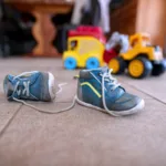 Πώς να κάνω το παιδί να βάζει μόνο του τα παπούτσια – Χωρίς φωνές και γκρίνια