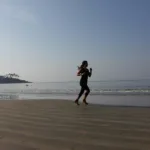 Περπάτημα στην παραλία: Γιατί καίει περισσότερο λίπος από τον διάδρομο;