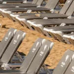 Ξενοδοχεία: Πότε είναι δωρεάν οι ξαπλώστρες στις παραλίες για τους επισκέπτες;