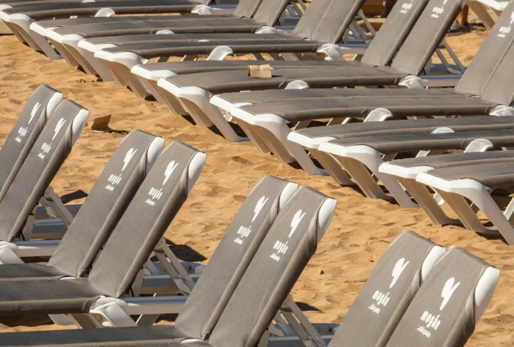 Ξενοδοχεία: Πότε είναι δωρεάν οι ξαπλώστρες στις παραλίες για τους επισκέπτες;