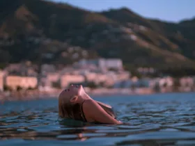 Καταστρέφεις τα μαλλιά σου χωρίς να το καταλάβεις – Τι να ΜΗΝ κάνεις ποτέ στην παραλία!