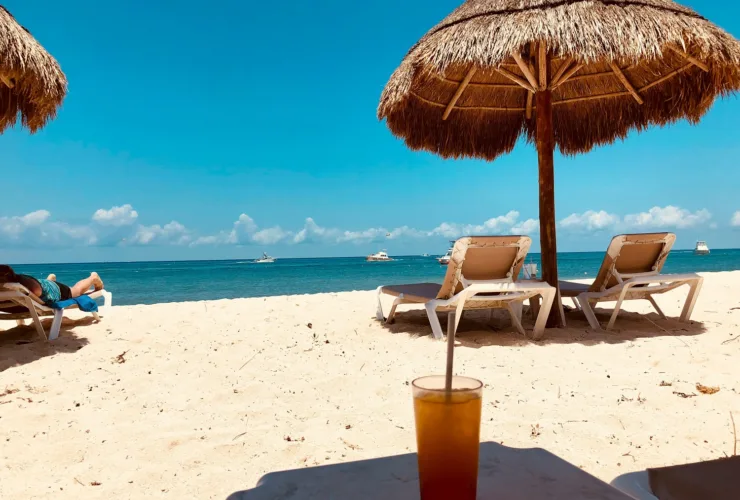 Πώς να κρατήσεις το νερό παγωμένο για ώρες στην παραλία – Το trick που δουλεύει