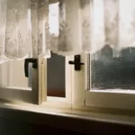 Τέλος οι δαχτυλιές στα τζάμια: Το «μαγικό» σπρέι που κάνει τα παράθυρα πεντακάθαρα