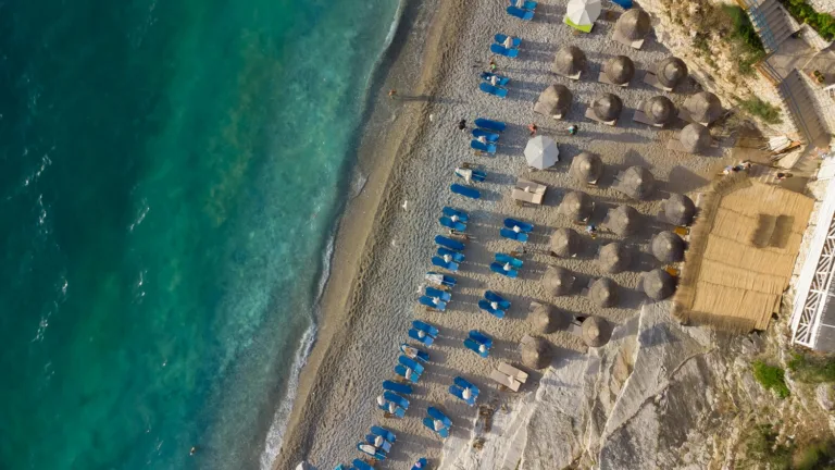 Επιτρέπεται να τοποθετήσεις την ομπρέλα σου μπροστά από το beach bar;