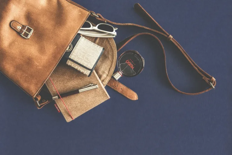 DIY: Πώς να φτιάξεις εύκολα το λουρί της τσάντας που κόπηκε