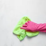 Έτσι θα καθαρίσεις τη βούρτσα της σκούπας – Το κόλπο για να την κάνεις σαν καινούργια (σε 5 λεπτά)