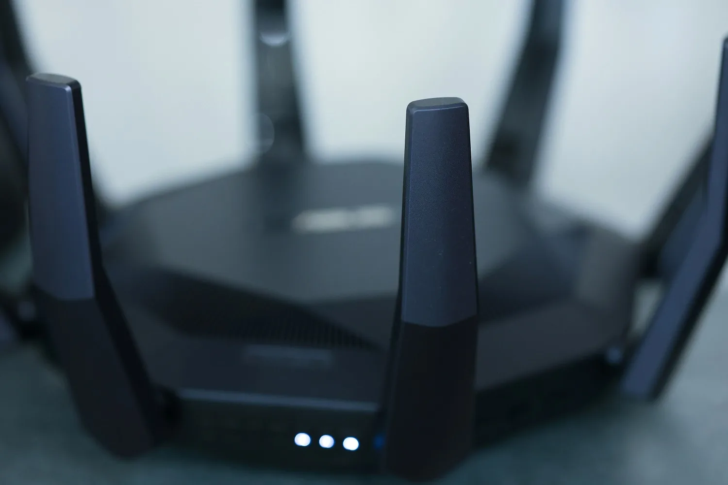 Wi-Fi σαν σαλιγκάρι το βράδυ; Δες τι φταίει και πώς θα σερφάρεις κανονικά σε 2 λεπτά