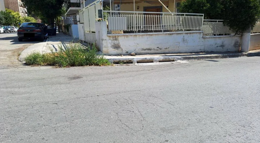 Πώς θα απομακρύνετε τα αγριόχορτα από τους αρμούς σε βεράντες και αυλές χωρίς χημικά